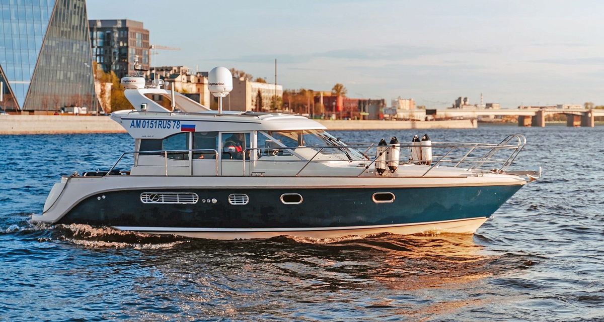 Аренда яхты Aquador 32 С в Питере